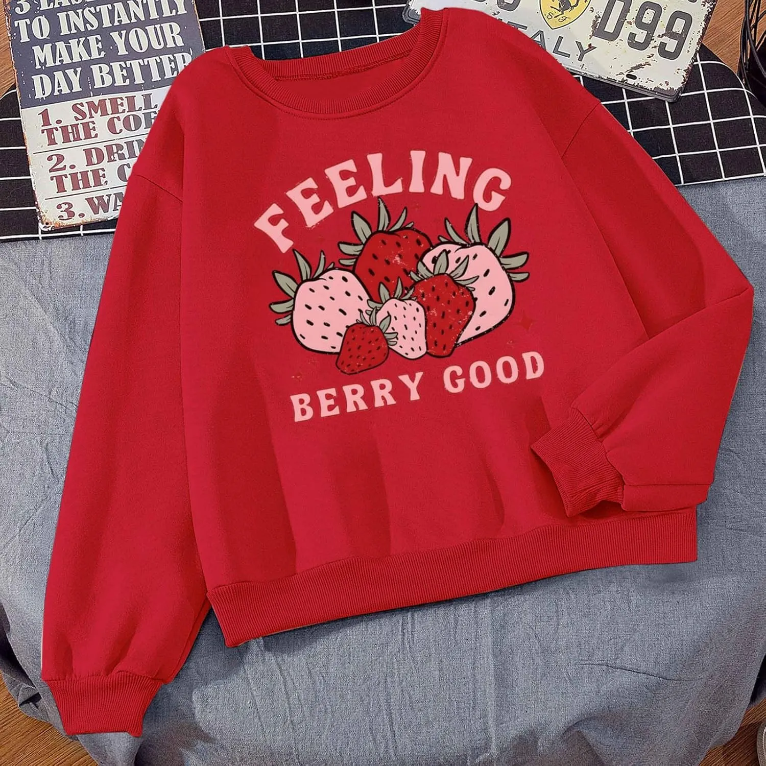 Cute Strawberry Graphic Crewneck Sweatshirts For Women Kawaii Aesthetic Printed Sweatshirt Trendy Long Sleeve Shirt