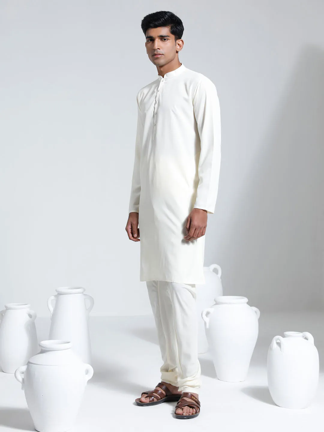 VASTRAMAY Men's Cream Crepe Kurta And Pyjama